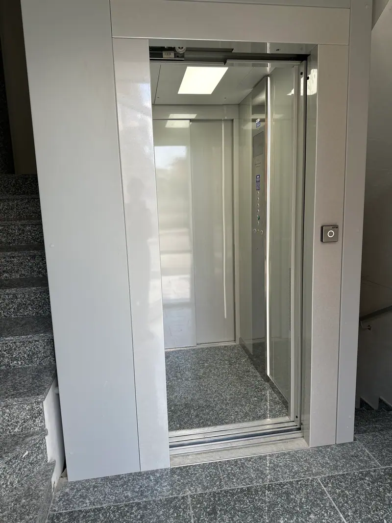 Condominio Giulia, Cremona — Vano scala e ascensore